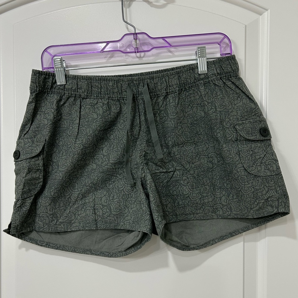 Women’s Ascend Bass Pro Shops Cargo Green Shorts with Pattern